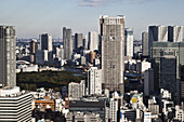 Wolkenkratzer in einer dichten Stadt mit blauem Himmel; Tokio, Japan