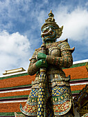 Verschnörkelte und farbenfrohe Statue, Tempel des Smaragdbuddhas (Wat Phra Kaew); Bangkok, Thailand