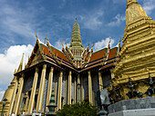 Verziertes Gebäude und Goldstrukturen mit Statuen, Tempel des Smaragdbuddhas (Wat Phra Kaew); Bangkok, Thailand