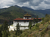 Rinpung Dzong ist ein großer Dzong, ein buddhistisches Kloster und eine Festung; Paro, Bhutan