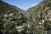 Ein Fluss fließt durch ein Tal; Bhutan