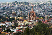 Stadtbild mit einem Kirchengebäude, das andere Gebäude überragt; San Miguel De Allende, Guanajuato, Mexiko