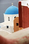 Griechisch-orthodoxe Kirche mit blauer Kuppel im Dorf Oia; Oia, Santorini, Griechenland