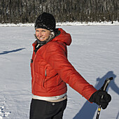 Junge Frau beim Skilanglauf im Yoho-Nationalpark; Field, British Columbia, Kanada