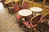 Traditionelle Bistrotische und Stühle auf einem Bürgersteig; Paris, Frankreich