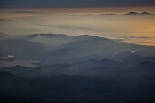 Blick auf Berge und Wolken bei Sonnenuntergang entlang der Küstenlinie; Griechenland