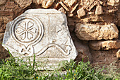 Zerbrochene Steinstruktur mit einem Blumenmuster; Delphi, Griechenland