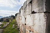 Athenische Stoa; Delphi, Griechenland