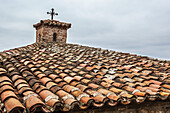 Ziegel und Kreuz auf dem Dach des Klosters Varlaam; Meteora, Griechenland