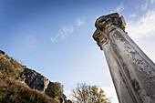 Niedriger Blickwinkel auf eine Säule; Philippi, Griechenland