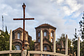 Ein rostiges Kreuz an einem Tor vor einer Kirche; Thessaloniki, Griechenland