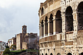 Alte Steinmauern von Gebäuden und einer Kirche; Rom, Italien
