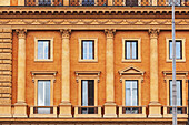 Orangefarbenes Gebäude mit Säulen an der Fassade; Rom, Italien