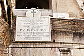 Touristen beim Sightseeing in einer Kirche; Rom, Italien