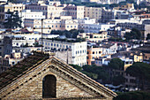 Kreuz auf spitzem Dach eines Gebäudes und Stadtbild; Rom, Italien