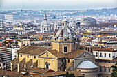 Kuppel eines Kirchendachs mit Kreuz und verschiedenen anderen Gebäuden; Rom, Italien