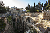Der Teich von Bethesda und die Ruinen der byzantinischen Kirche; Jerusalem, Israel
