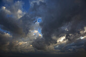 Sich bildende Gewitterwolken; Israel