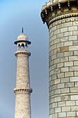 Ein Taj Mahal-Minarett neben einem anderen; Agra, Uttar Pradesh, Indien