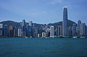 Skyline der Insel Hongkong von Kowloon aus; Kowloon, Hongkong, China