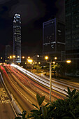Lichtstreifen vom Verkehr außerhalb des Wolkenkratzers; Hongkong, China