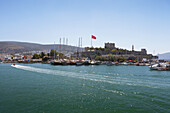Boote im Hafen und türkische Flagge; Bodrum, Türkei