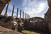 Antike Ruinenstätte mit Säulen und einem Bogen; Smyrna, Türkei