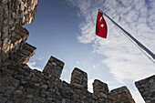 Burg Selcuk und die türkische Flagge; Ephesus, Türkei