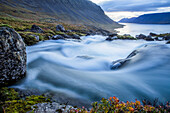 Das Wasser des großen Wasserfalls Dynjandi fließt in dieser Langzeitbelichtung auf seinem Weg zum Meer vorbei; Westfjorde, Island