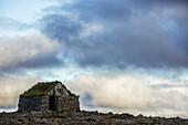 Verlassenes Felsen- und Steinhaus im ländlichen Island; Island