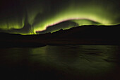 Nordlichter über der Stadt Djupavik entlang der Strandir-Küste; Djupavik, Island