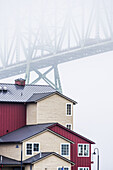 Die Astoria-Megler-Brücke verschwindet im Nebel; Astoria, Oregon, Vereinigte Staaten Von Amerika