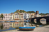 Bosa und das Schloss von Serravalle, vom Fluss Temo aus gesehen; Sardinien, Italien