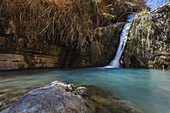 David und seine Männer hielten sich in Ein Gedi auf und genossen das frische Wasser, das vom Wüstenplateau herabfällt. Es gibt mehrere Wasserfälle unterschiedlicher Größe, die sich ihren Weg zum Toten Meer bahnen; Ein Gedi, Israel