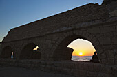 Römisches Aquädukt mit Bögen bei Sonnenuntergang im Caesarea Maritima-Nationalpark; Israel