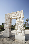 Struktur aus weißem Stein mit Abbildungen menschlicher Figuren; Joppa, Israel
