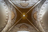 Niedriger Blickwinkel auf die Decke der Tear Drop Church; Jerusalem, Israel