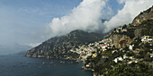 Klippen, Boote und Häuser entlang der Amalfiküste; Amalfi, Italien