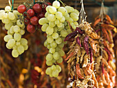 Hängende frische und getrocknete Früchte; Positano, Kampanien, Italien