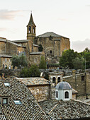 Kirche mit Glockenturm und Dächern; Orvieto, Umbrien, Italien