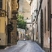 Schmale Straße zwischen bunten Häusern; Orvieto, Umbrien, Italien