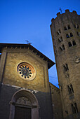 Kirchengebäude und runder Turm; Orvieto, Umbrien, Italien