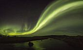 Nordlichter über einem Fluss und einem Bauernhof im Nordosten Islands; Island