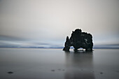 Der als Hvitserkur bekannte Meeresstapel in Nordisland; Island