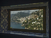 Blick aus einem mit Kacheln verzierten Fenster auf die Küste; Amalfi, Italien