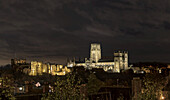Kathedrale und Burg von Durham bei Nacht beleuchtet; Durham, England