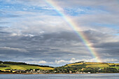 Regenbogen am Himmel über Chanonry Point; Moray Firth, Schottland