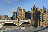 Balmoral Hotel und Waverley Station; Edinburgh, Schottland
