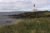 Ein Leuchtturm an der Küste; Schottland