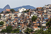 Der Blick von Santa Teresa in Richtung Zuckerhut mit einer Favela im Vordergrund; Rio De Janeiro, Brasilien